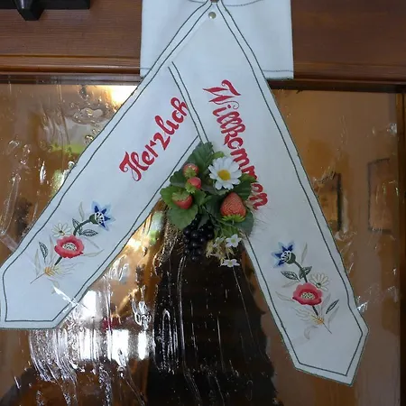 Lowenhof بيت ضيافة 2*